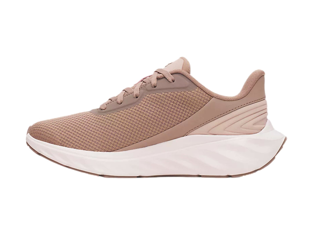 Tenis deportivos Under Armour color almendra con suela blanca y tejido de malla.