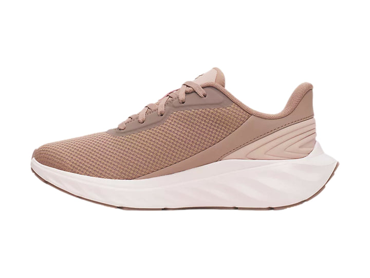 Tenis deportivos Under Armour color almendra con suela blanca y tejido de malla.