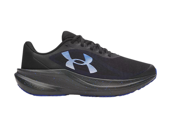 Tenis deportivos Under Armour color negro con detalles en azul y logotipo blanco lateral.