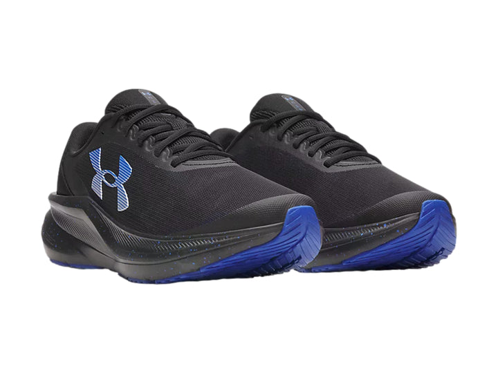 Tenis deportivos Under Armour color negro con detalles en azul y logotipo blanco lateral.