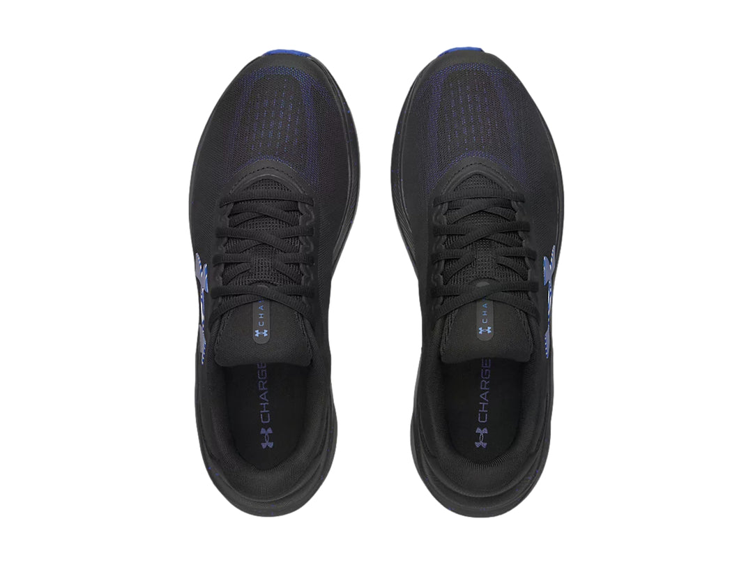 Tenis deportivos Under Armour color negro con detalles en azul y logotipo blanco lateral.