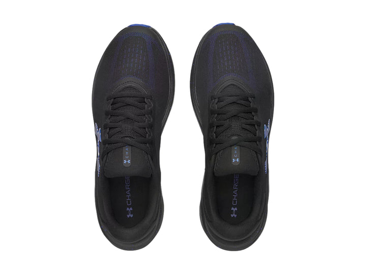 Tenis deportivos Under Armour color negro con detalles en azul y logotipo blanco lateral.