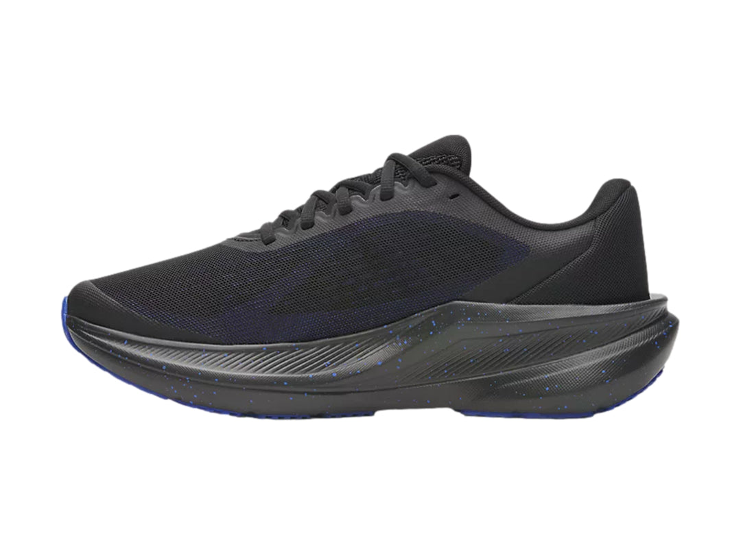 Tenis deportivos Under Armour color negro con detalles en azul y logotipo blanco lateral.