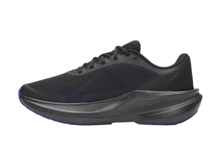 Tenis deportivos Under Armour color negro con detalles en azul y logotipo blanco lateral.