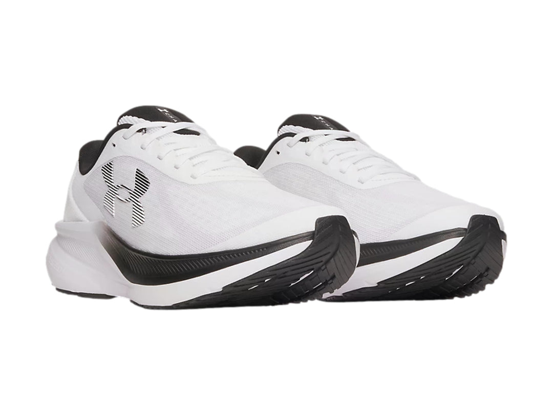 Tenis deportivos Under Armour color blanco con detalles en negro y suela blanca.