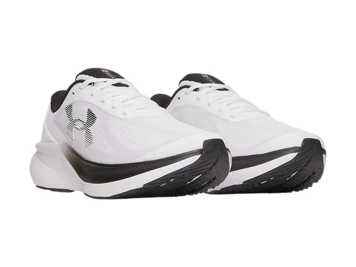 Tenis deportivos Under Armour color blanco con detalles en negro y suela blanca.