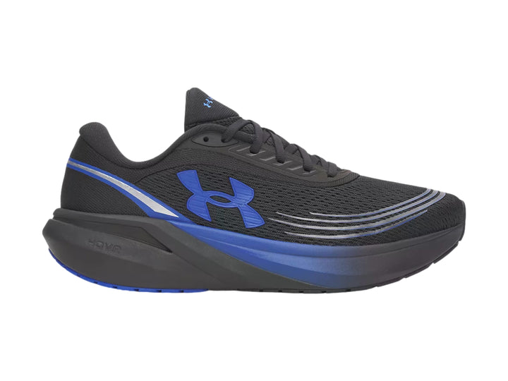 Tenis deportivos Under Armour color negro con detalles en azul royal y suela negra.