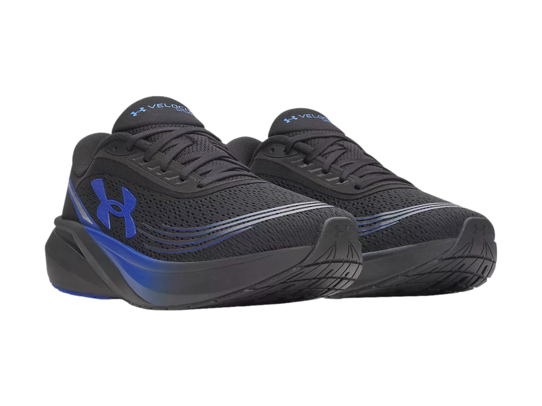 Tenis deportivos Under Armour color negro con detalles en azul royal y suela negra.