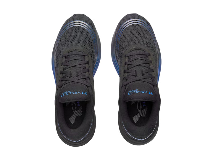 Tenis deportivos Under Armour color negro con detalles en azul royal y suela negra.