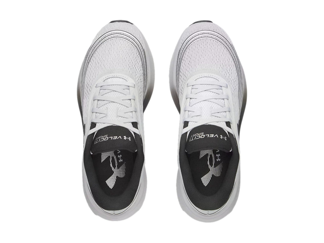Tenis deportivos Under Armour color gris con detalles negros y suela blanca con degradado.
