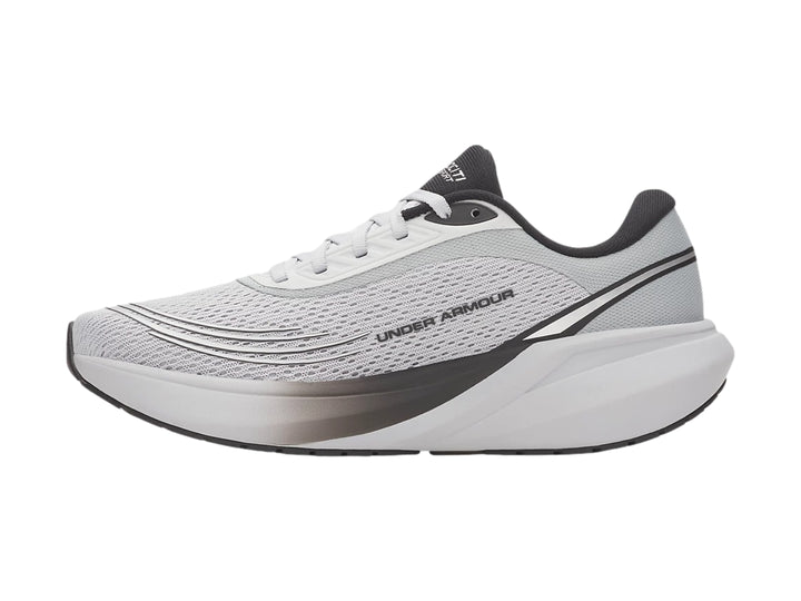 Tenis deportivos Under Armour color gris con detalles negros y suela blanca con degradado.