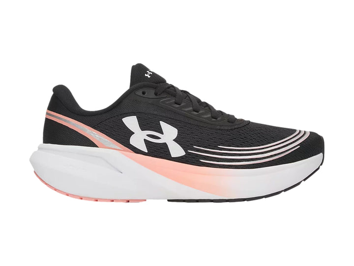 Tenis deportivos Under Armour color negro con suela blanca y detalles en rosa.