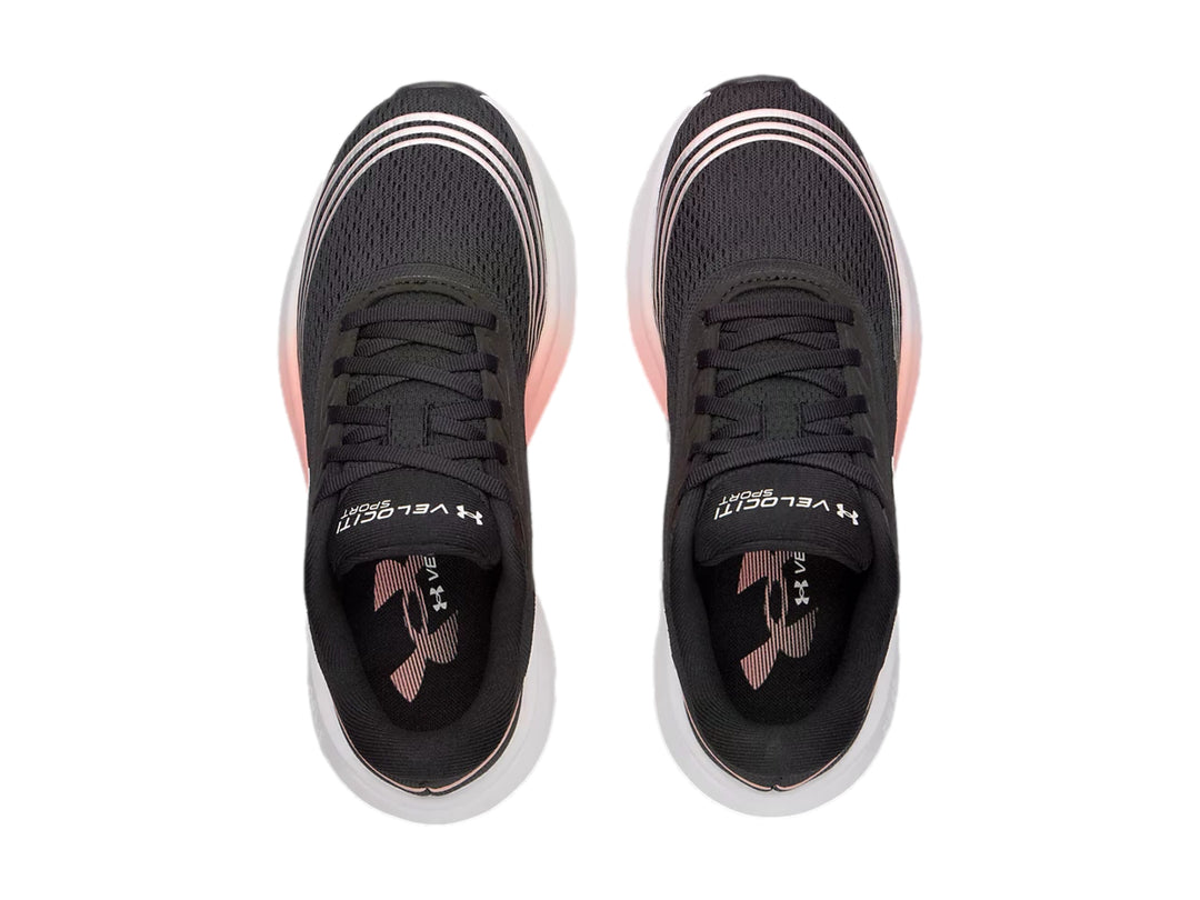 Tenis deportivos Under Armour color negro con suela blanca y detalles en rosa.