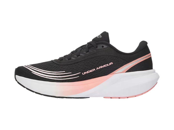 Tenis deportivos Under Armour color negro con suela blanca y detalles en rosa.