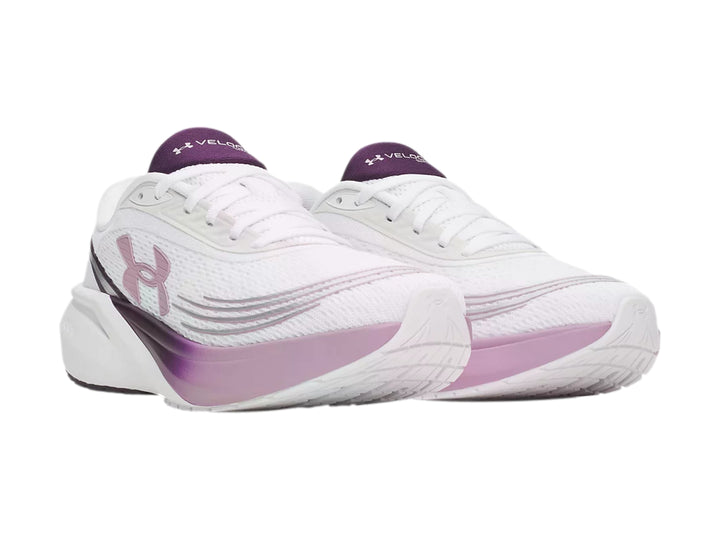 Tenis deportivos Under Armour color blanco con detalles en degradado morado y rosa.