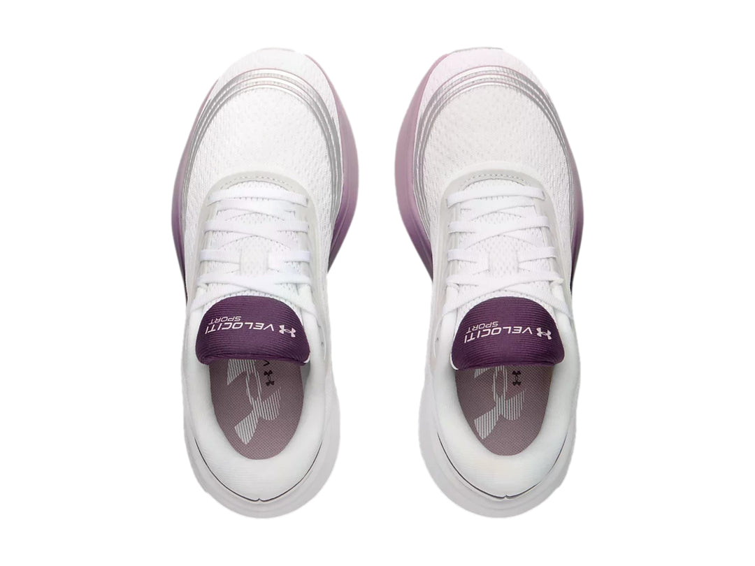 Tenis deportivos Under Armour color blanco con detalles en degradado morado y rosa.