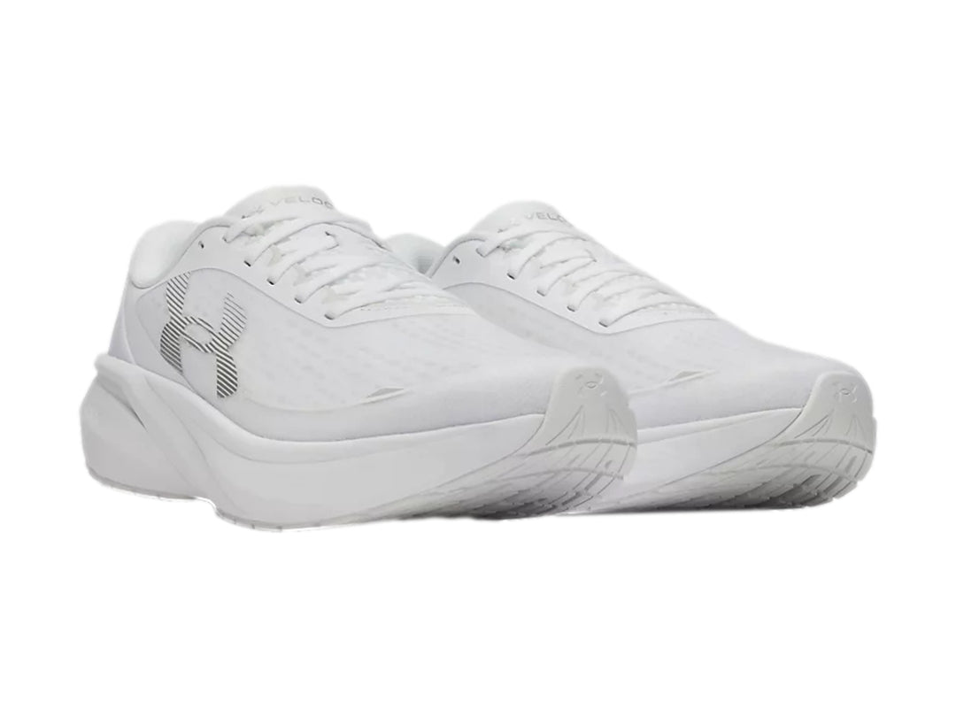 Tenis deportivos Under Armour color blanco con malla transpirable y suela amortiguada.