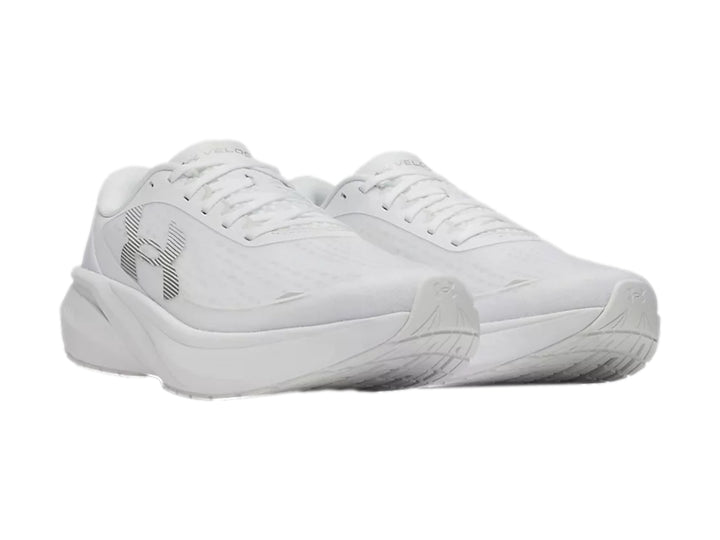 Tenis deportivos Under Armour color blanco con malla transpirable y suela amortiguada.