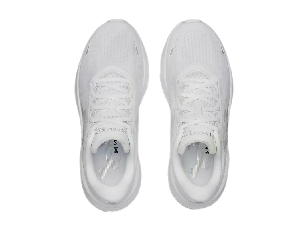 Tenis deportivos Under Armour color blanco con malla transpirable y suela amortiguada.