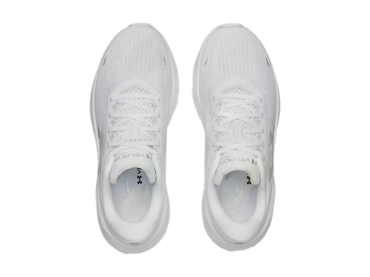 Tenis deportivos Under Armour color blanco con malla transpirable y suela amortiguada.