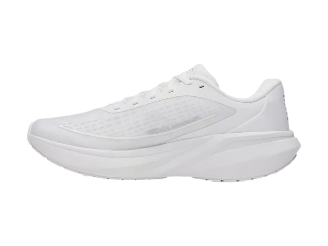 Tenis deportivos Under Armour color blanco con malla transpirable y suela amortiguada.