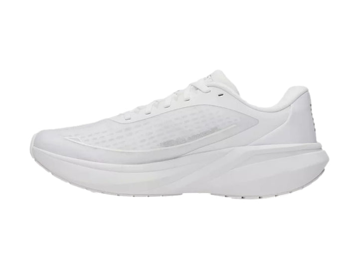 Tenis deportivos Under Armour color blanco con malla transpirable y suela amortiguada.