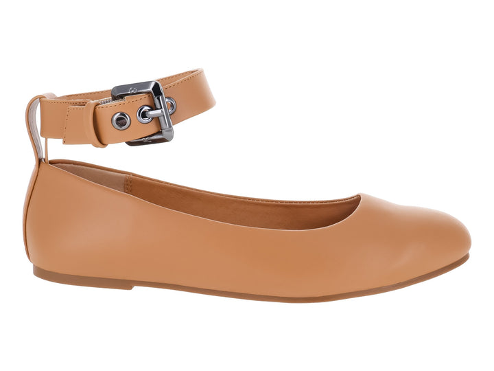 Zapato plano color camel para mujer con correa ajustable y hebilla plateada al tobillo.