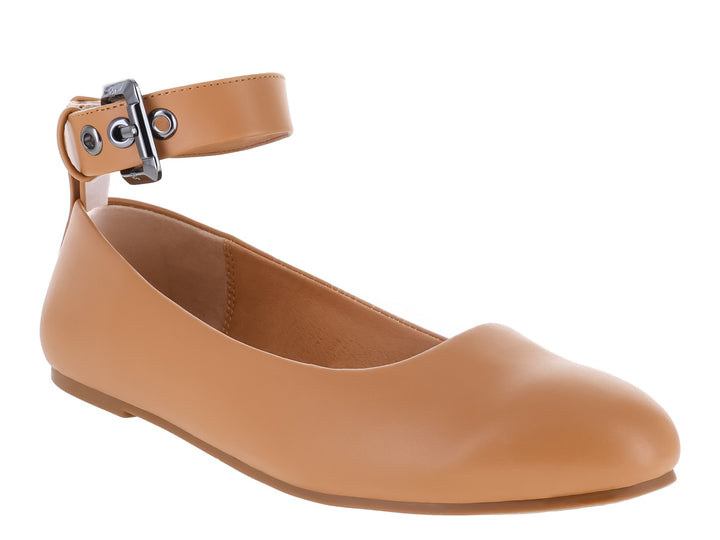 Zapato plano color camel para mujer con correa ajustable y hebilla plateada al tobillo.