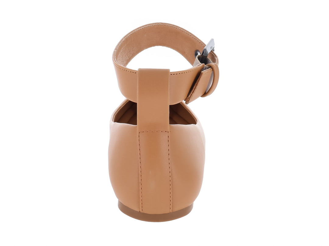 Zapato plano color camel para mujer con correa ajustable y hebilla plateada al tobillo.