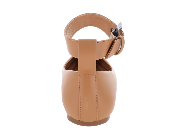 Zapato plano color camel para mujer con correa ajustable y hebilla plateada al tobillo.