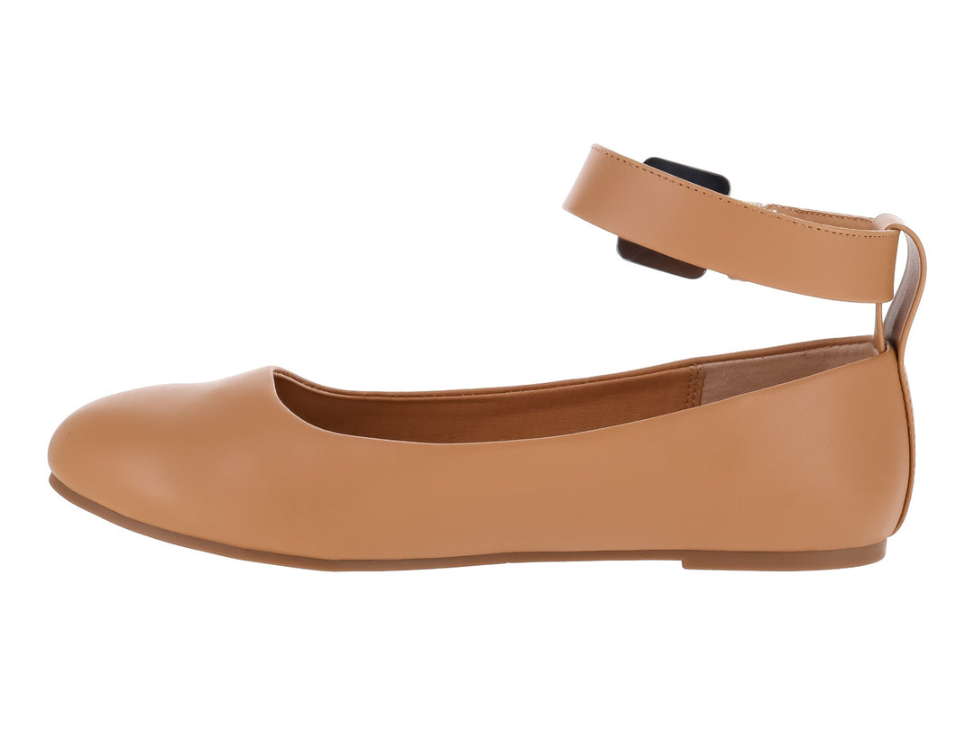 Zapato plano color camel para mujer con correa ajustable y hebilla plateada al tobillo.