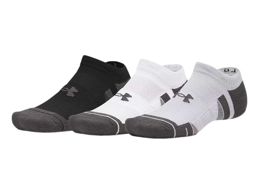 Set de tres pares de calcetines deportivos Under Armour en colores negro, blanco y gris.