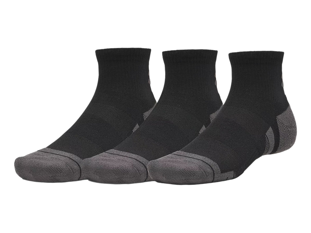 Set de tres calcetines deportivos Under Armour en color negro con detalles en gris en la punta y talón.