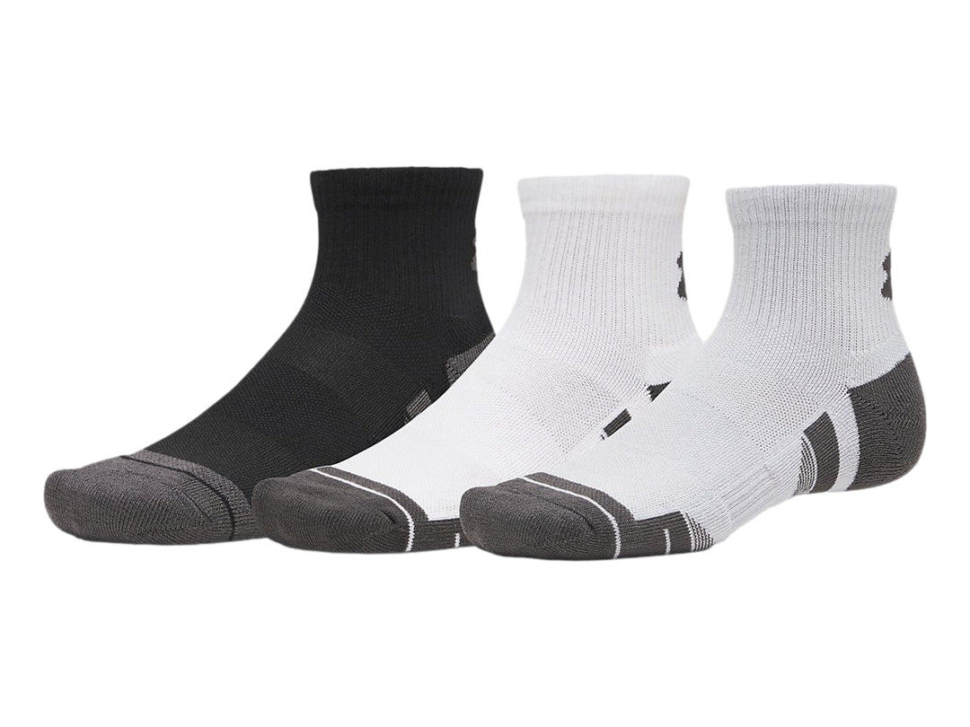 Tres pares de calcetines deportivos Under Armour en colores blanco, gris y negro.