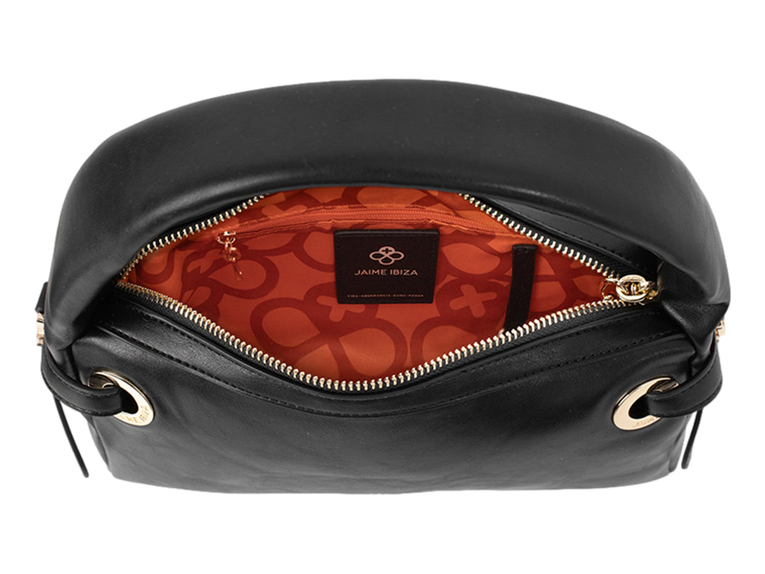 Bolsa de mano color negro de la marca Jaime Ibiza con herrajes dorados y asa superior.