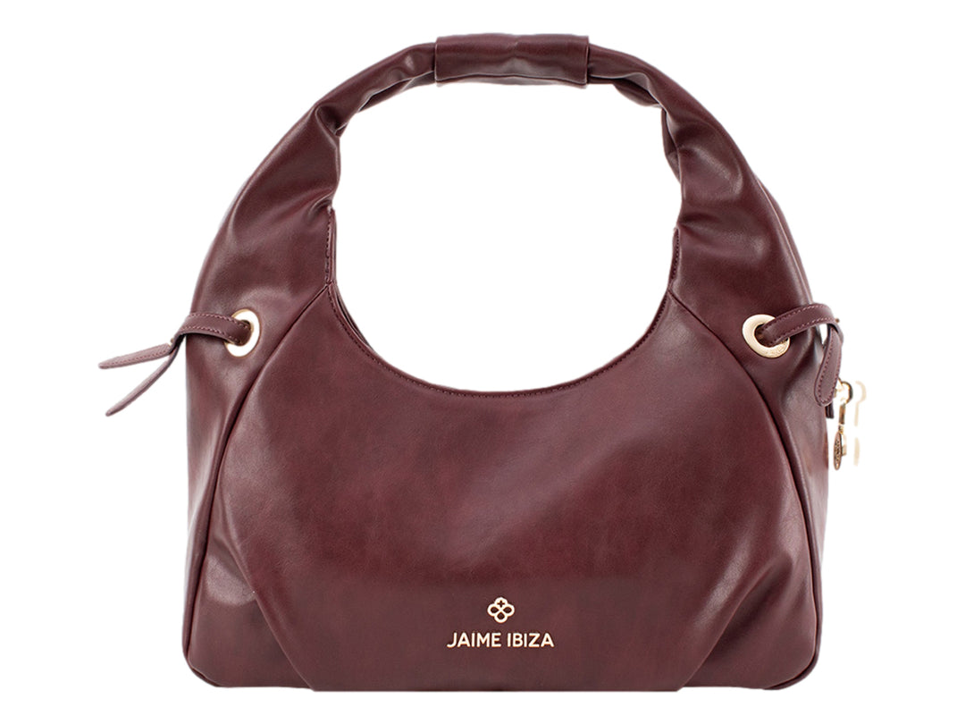 Bolsa de mano color burgundy de Jaime Ibiza con detalles metálicos dorados y asa integrada.