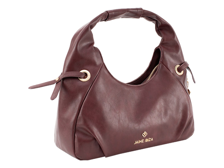 Bolsa de mano color burgundy de Jaime Ibiza con detalles metálicos dorados y asa integrada.