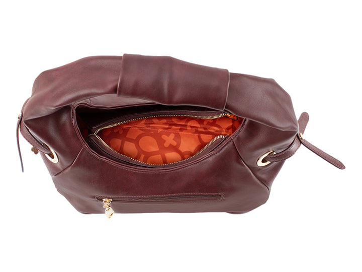 Bolsa de mano color burgundy de Jaime Ibiza con detalles metálicos dorados y asa integrada.