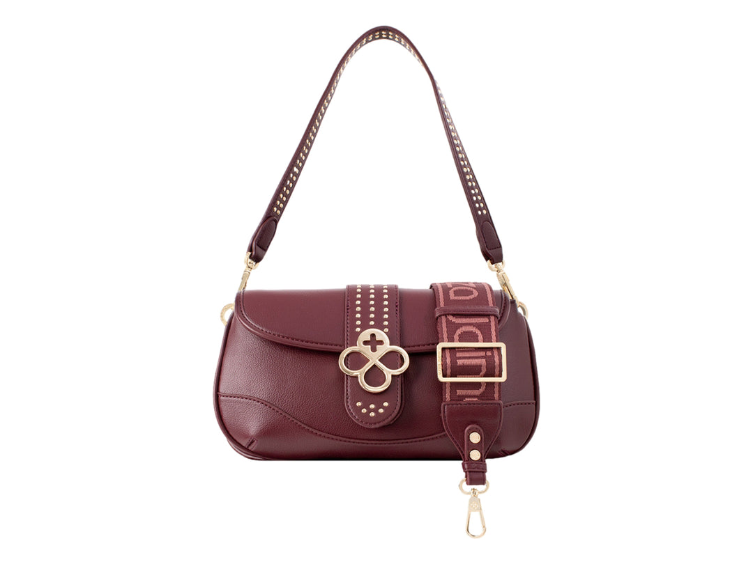 Bolsa de hombro color burgundy con herrajes dorados y correa con estoperoles de Jaime Ibiza.