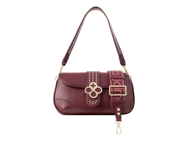 Bolsa de hombro color burgundy con herrajes dorados y correa con estoperoles de Jaime Ibiza.