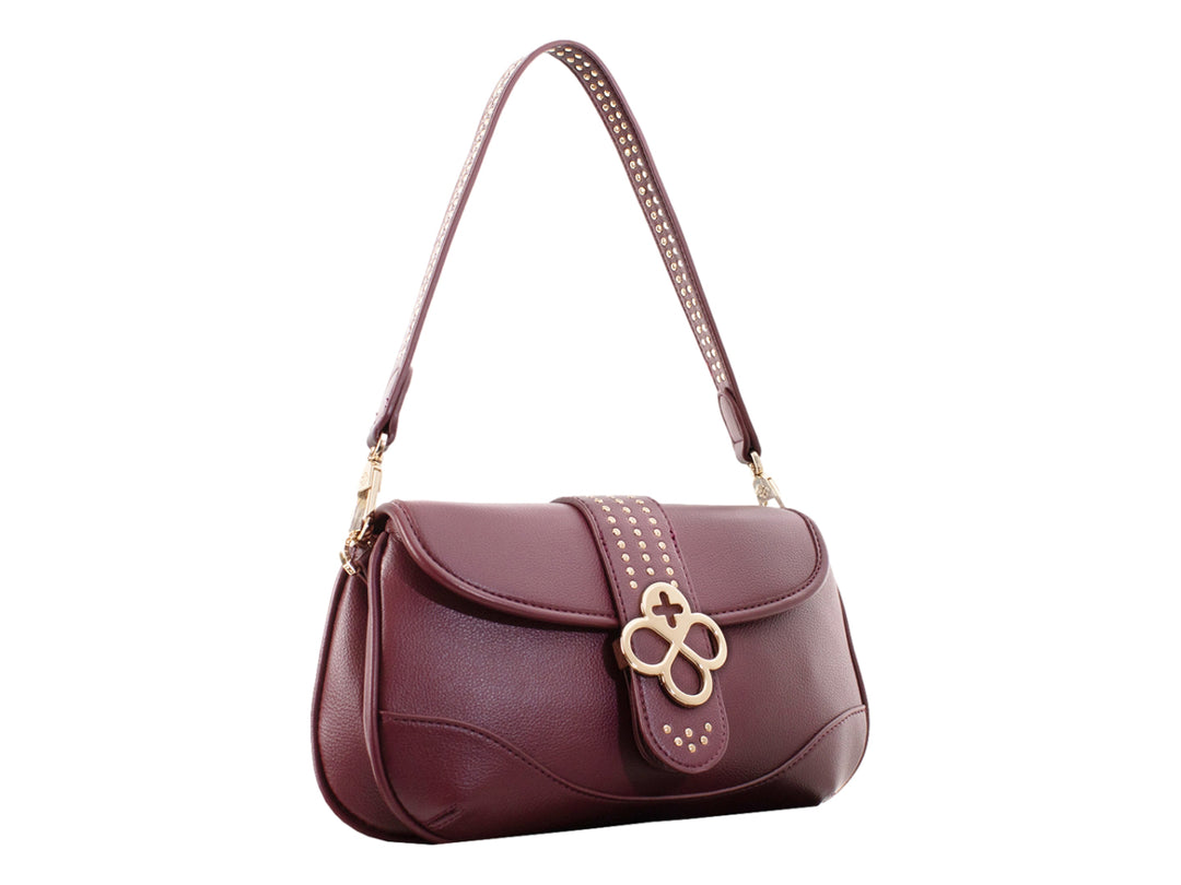 Bolsa de hombro color burgundy con herrajes dorados y correa con estoperoles de Jaime Ibiza.