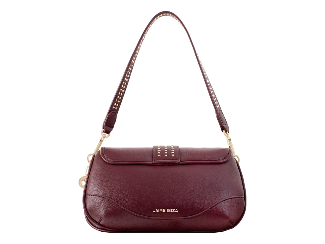 Bolsa de hombro color burgundy con herrajes dorados y correa con estoperoles de Jaime Ibiza.