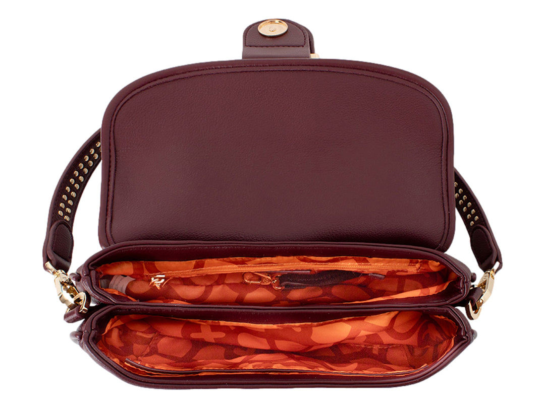 Bolsa de hombro color burgundy con herrajes dorados y correa con estoperoles de Jaime Ibiza.
