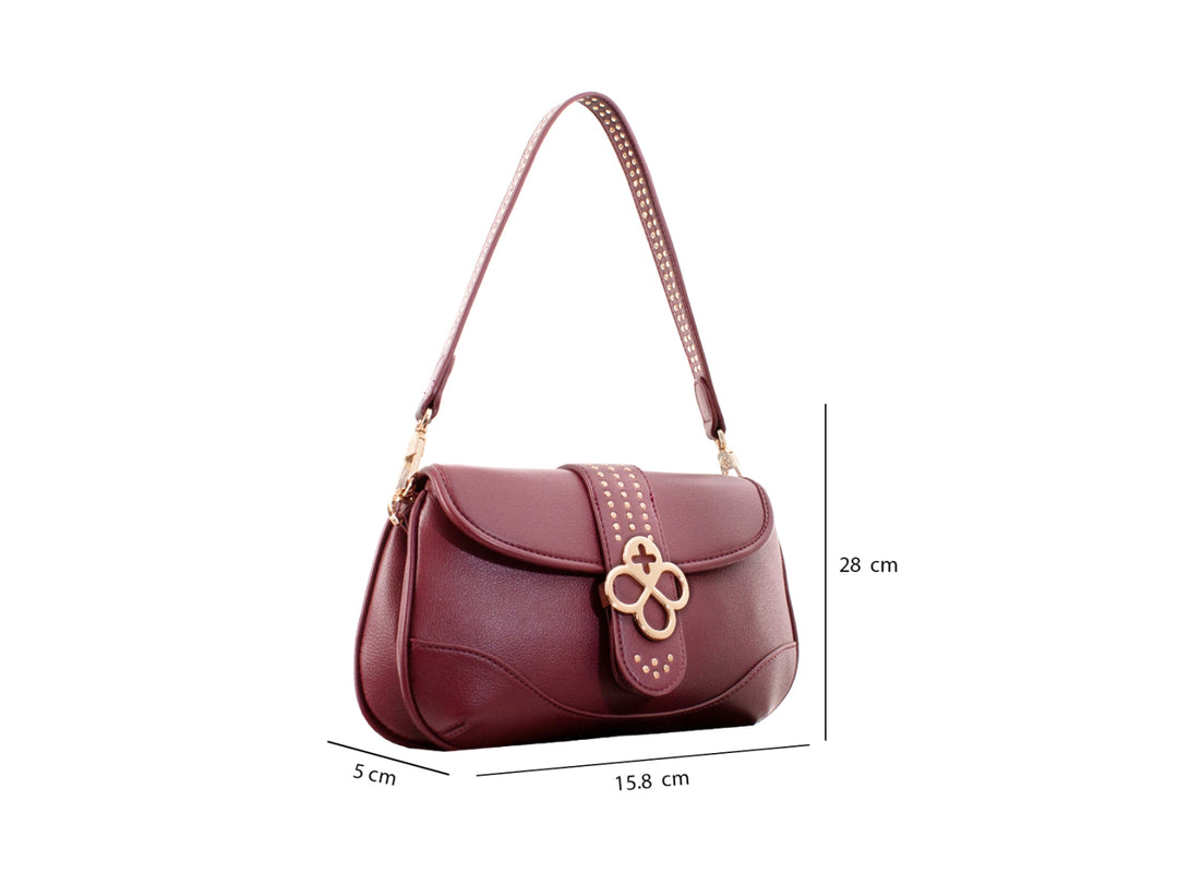 Bolsa de hombro color burgundy con herrajes dorados y correa con estoperoles de Jaime Ibiza.
