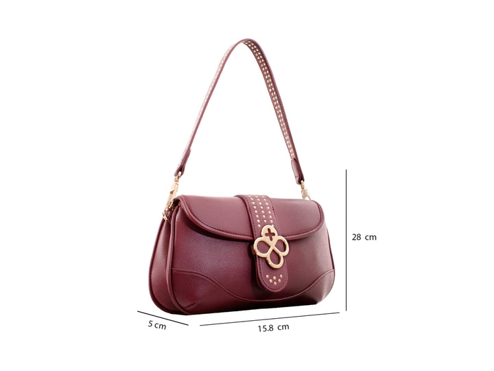 Bolsa de hombro color burgundy con herrajes dorados y correa con estoperoles de Jaime Ibiza.
