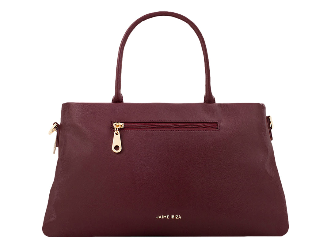 Bolsa de mano color burgundy con detalles dorados y textura de cuero granulado.