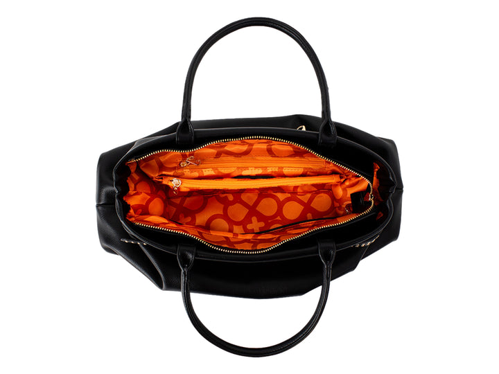 Bolsa de mano color negro con detalles y herrajes en color dorado y asas superiores.