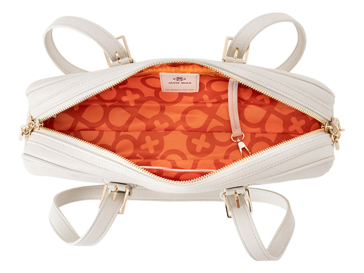 Bolsa de mano color beige de Jaime Ibiza con asas largas y detalles metálicos dorados.