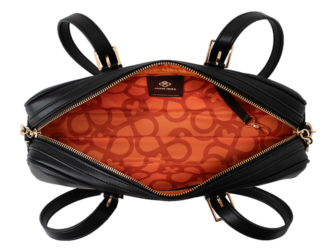 Bolso cilíndrico color negro de la marca Jaime Ibiza con detalles y herrajes en color dorado.