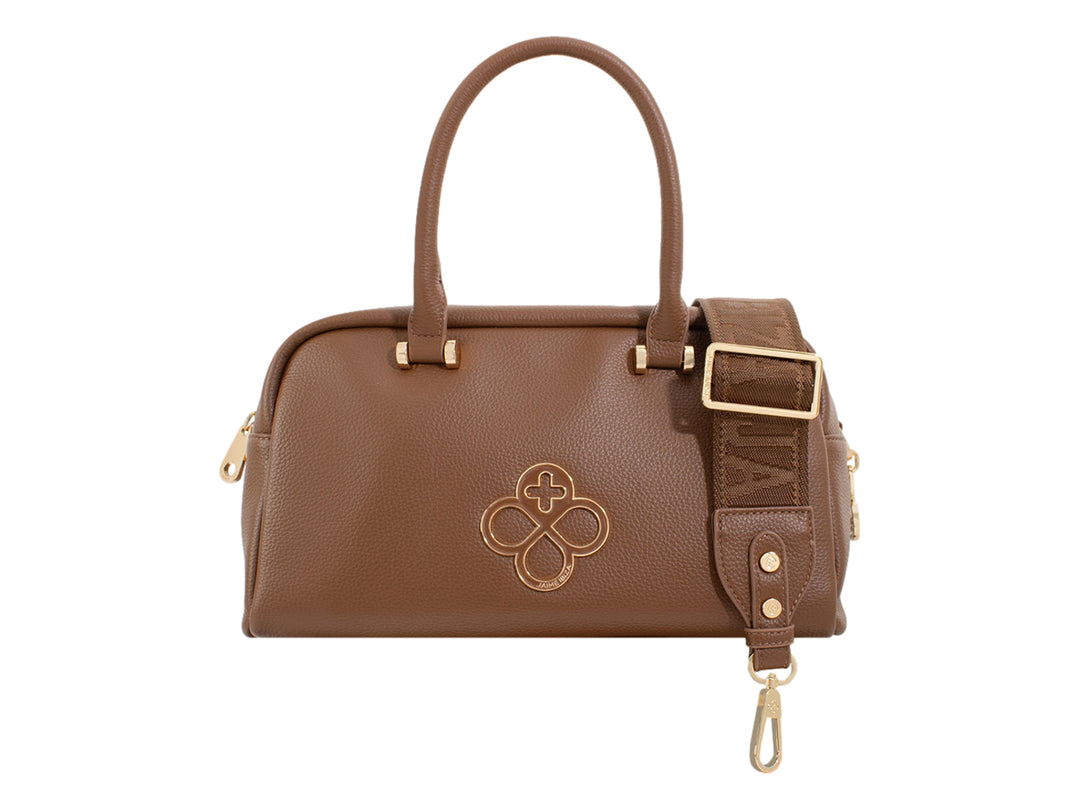 Bolsa de mano color caramelo con asa superior, correa ajustable y detalles dorados.